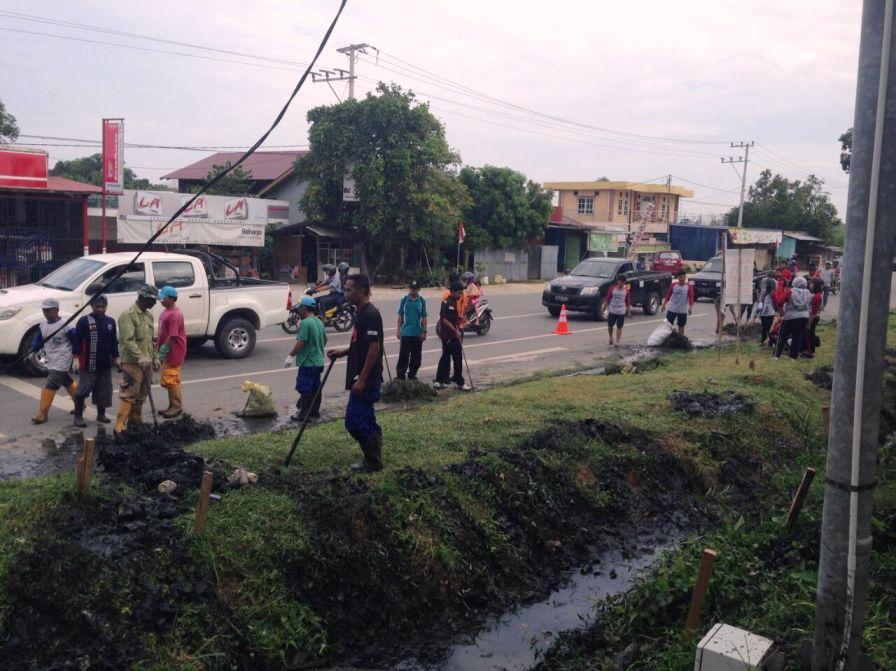 CEGAH DBD, KELURAHAN LOKTUAN DAN IPLB KERJA BAKTI BERSIHKAN PARIT