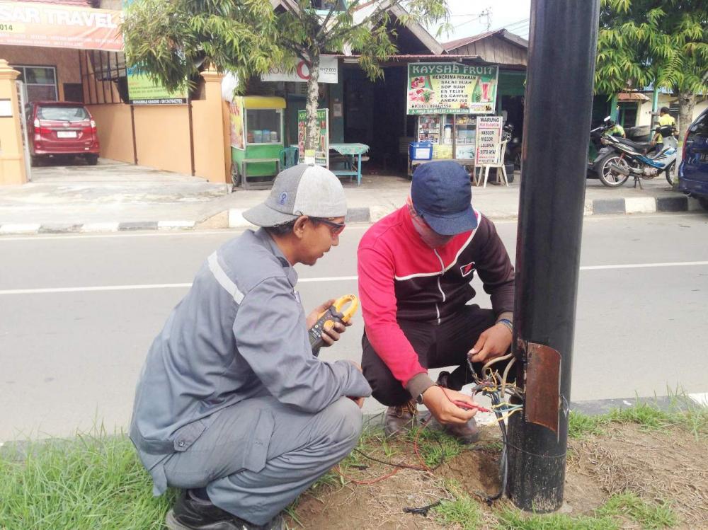 DKP-PMK KOTA BONTANG PERBAIKI SEJUMLAH LAMPU PJU YANG MATI