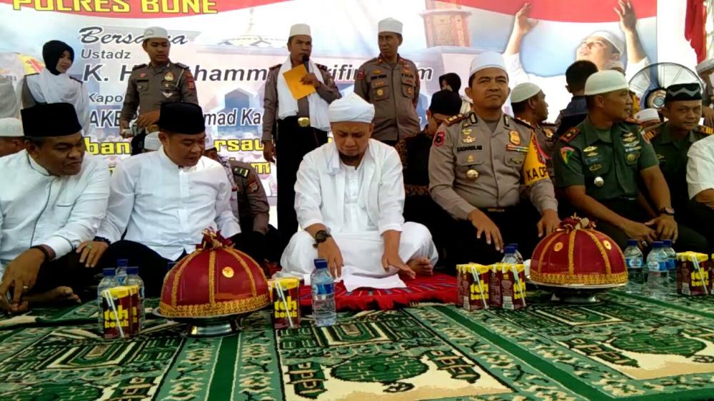 Ustadz Arifin Ilham Bikin Mewek Kapolres dan Calon Bupati Bone