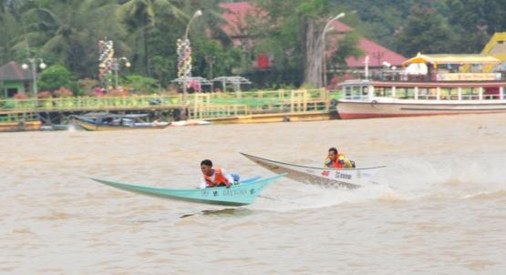 RIBUAN MASYARAKAT ANTUSIAS SAKSIKAN LOMBA PERAHU MOTOR DI KUKAR