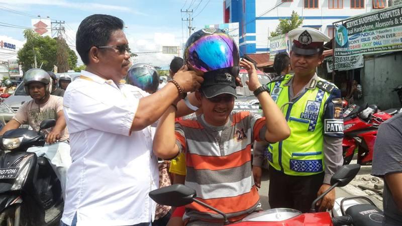 PEDULI KESELAMATAN BERKENDARA, PEMUDA DAN SATLANTAS POLRES BONTANG BAGIKAN 100 HELM DI JALAN