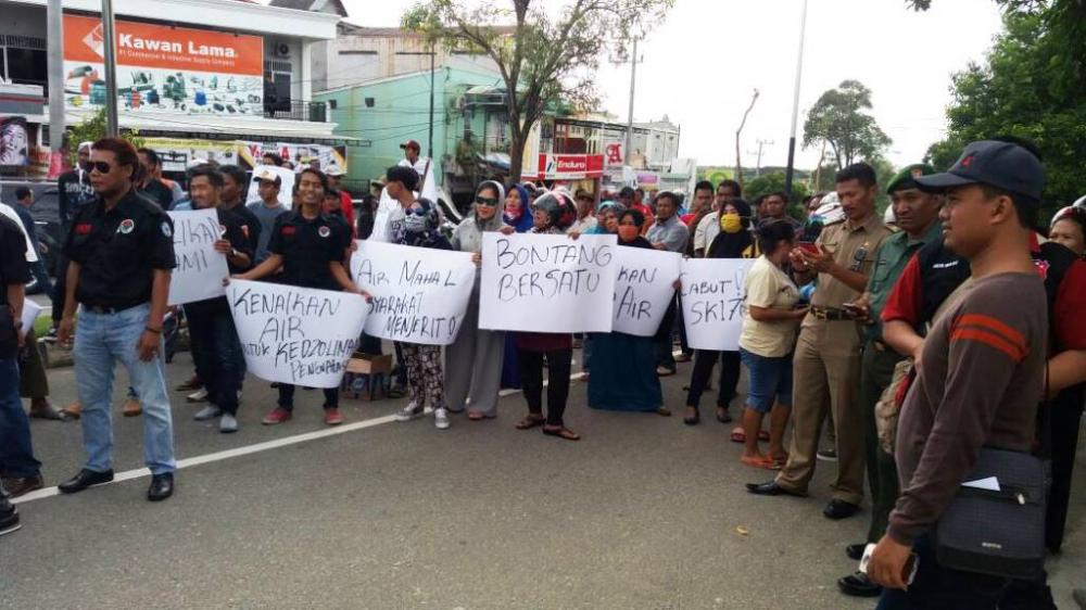 Ratusan Pedemo Padati Halaman Kantor PDAM Tirta Taman