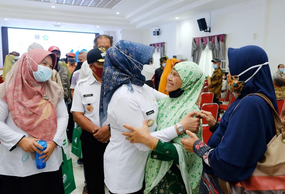 Sebanyak 337 Lansia di Bontang Terima Bantuan Perawatan Sosial