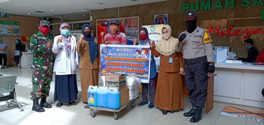Lawan Corona, Kelurahan Satimpo Serahkan Sejumlah APD ke RSUD dan Puskesmas