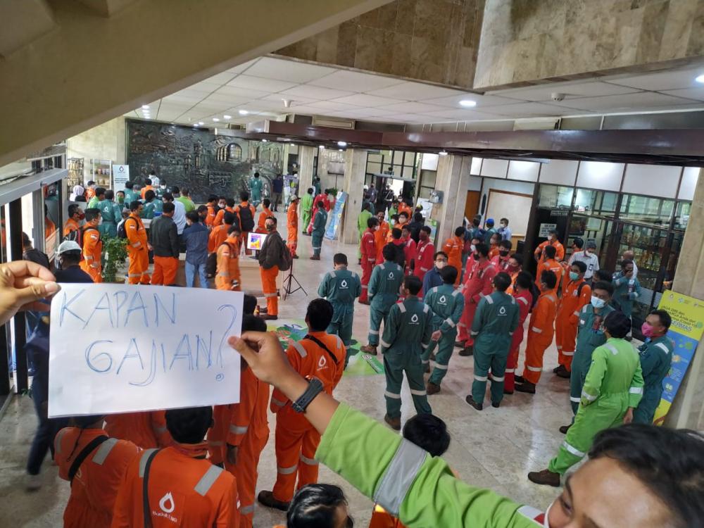 Gaji Telat, Ratusan Karyawan Badak LNG Seruduk Gedung Utama