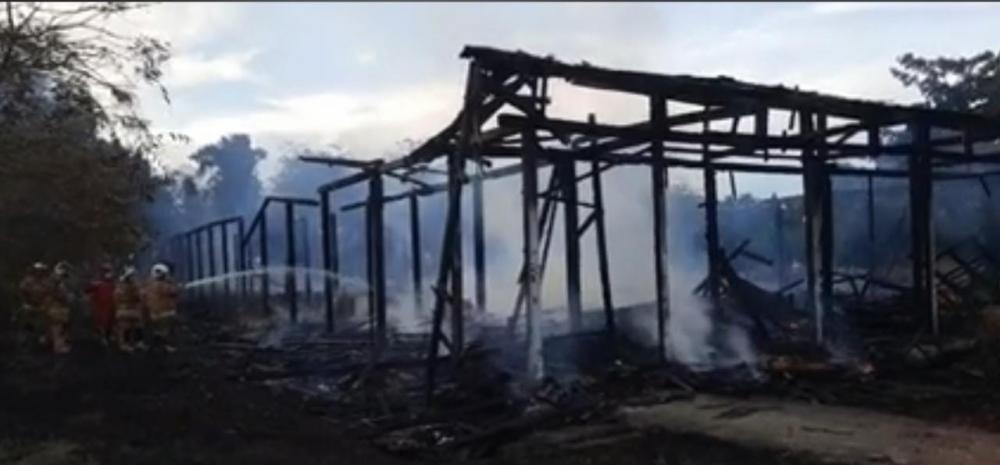 Bangunan Bekas Fasilitas Olahraga di Kawasan KIE  Terbakar