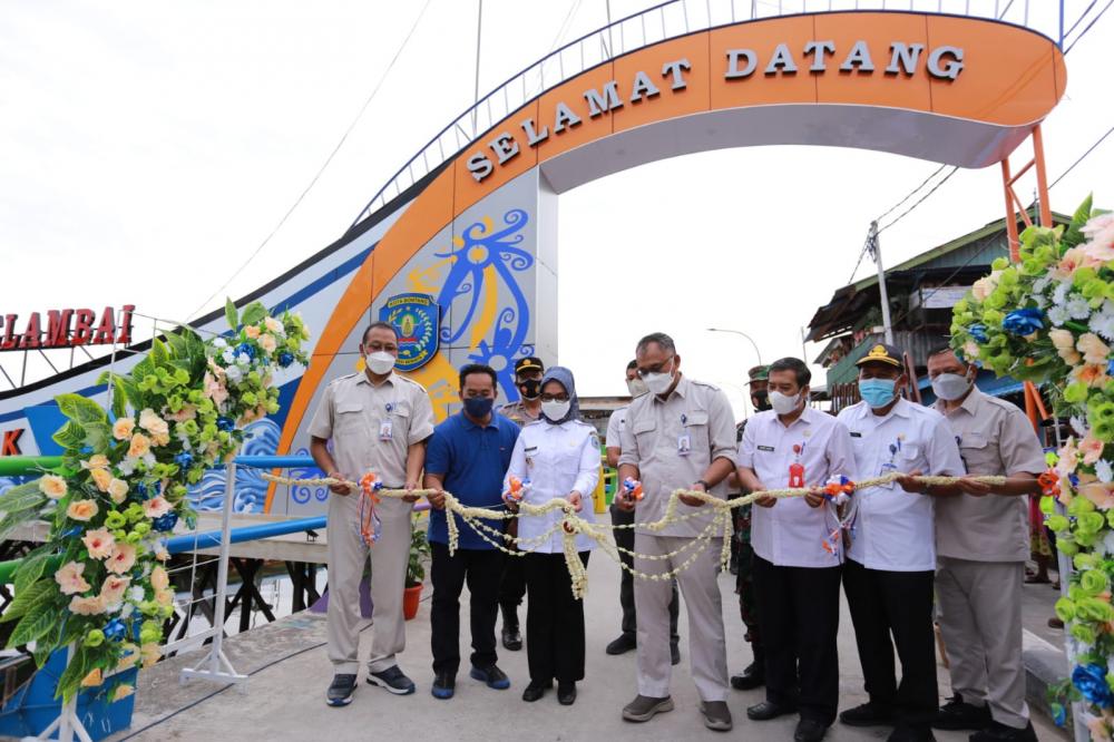 Wawali Najirah Resmikan Gapura Kampung Selambai, Realisasi CSR PKT