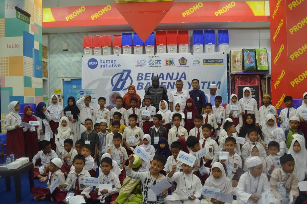 PKPU HI Kaltim Ajak 72 Anak Yatim Belanja Langsung Keperluan Sekolah