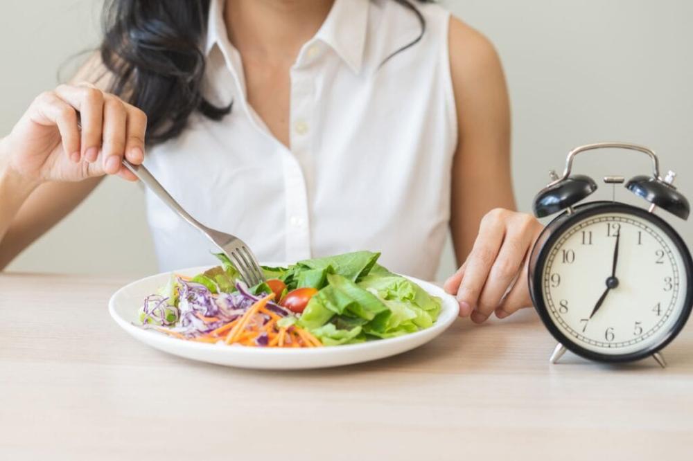 Bukan Cuma Mengurangi Porsi, Atur Jam Makan Ini untuk Turunkan Berat Badan