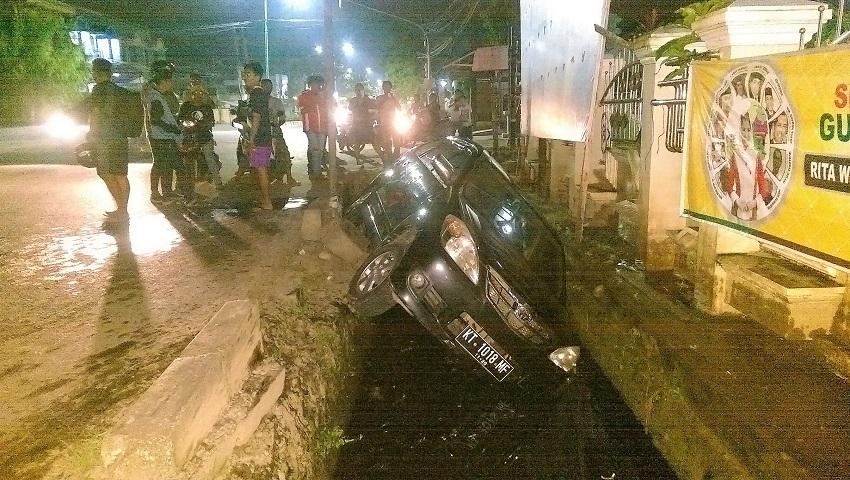 Mobil Avanza Terjun ke Gorong-Gorong, Pengemudinya Syok Berat
