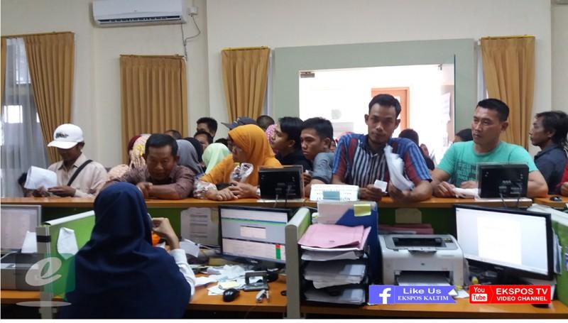 BLANGKO E-KTP TERSEDIA, DISDUKCAPIL SEKETIKA DISERBU WARGA