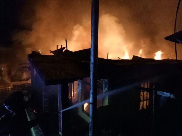 Warga Panik! Kobaran Api Hanguskan Empat Rumah