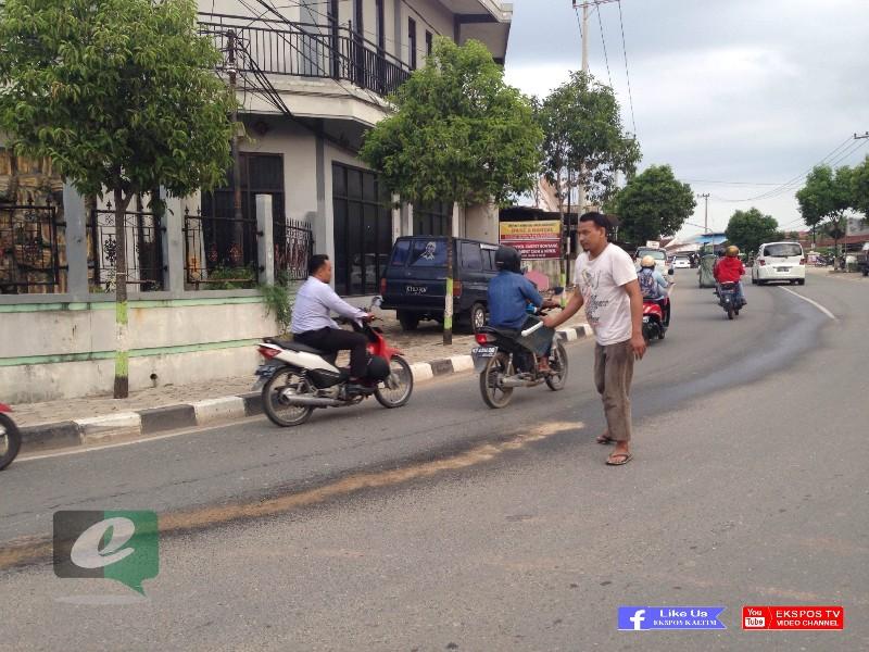 TUMPAHAN SOLAR DI JALAN,  AKIBATKAN SEORANG PENGENDARA MOTOR TERJATUH 