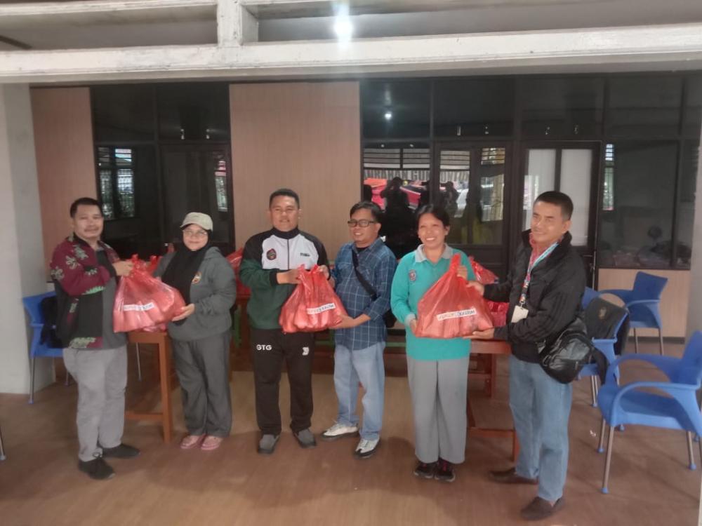 Respons Cepat, Pupuk Kaltim Salurkan 500 Paket Makanan Warga Terdampak Banjir Guntung