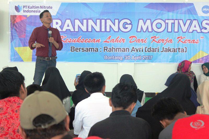 Rachman Avri Stand Up Comedy Motivasi Puluhan Pemuda Guncang: Siapa Saja Bisa Sukses