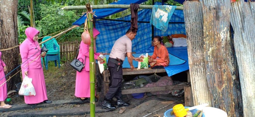 Polsek Ajangale Bantu Ringankan Beban Korban Kebakaran