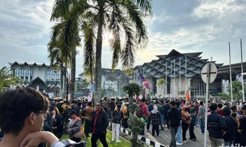 Ribuan Massa Jebol DPRD Kaltim, Tuntut Transparansi Hak Angket
