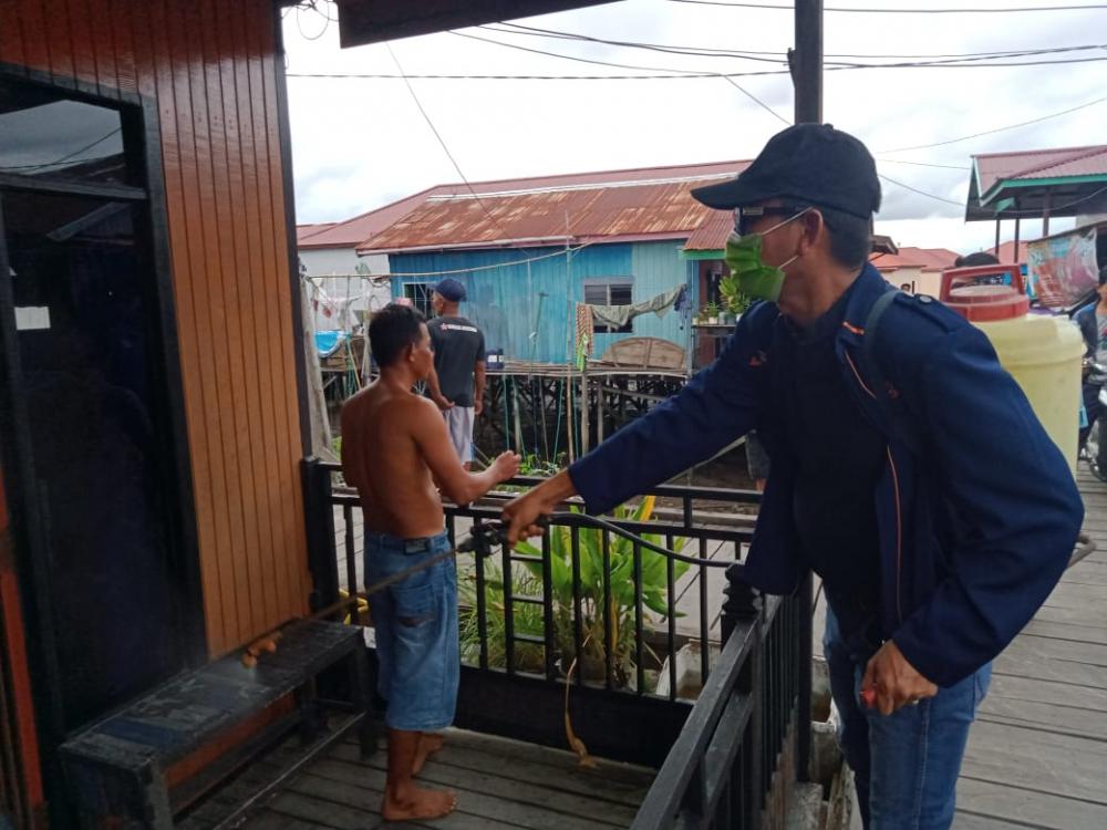 Lawan Covid-19, Bakhtiar Wakkang Semprot Disinfektan di 4 RT