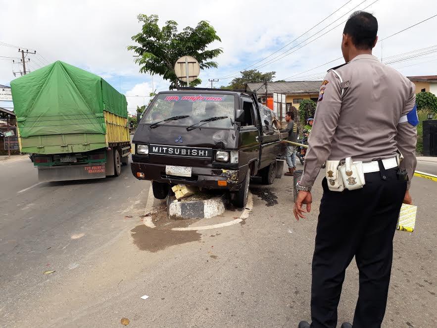 Gara-Gara Rem Blong, Mobil Angkutan Barang Bekas Hantam Trotoar