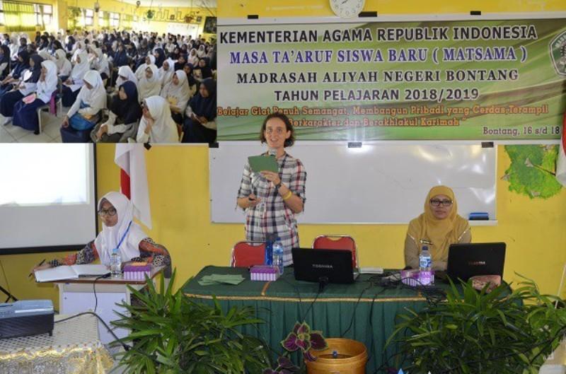 Relawan Dinkes-KB Asal Jerman Sampaikan Bahaya HIV-AIDS ke Pelajar MAN Bontang 