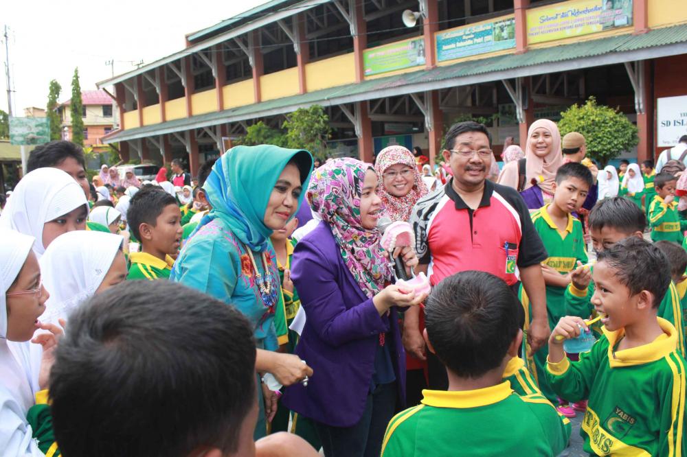 PDGI BONTANG AJAK RATUSAN SISWA SD GOSOK GIGI MASAL