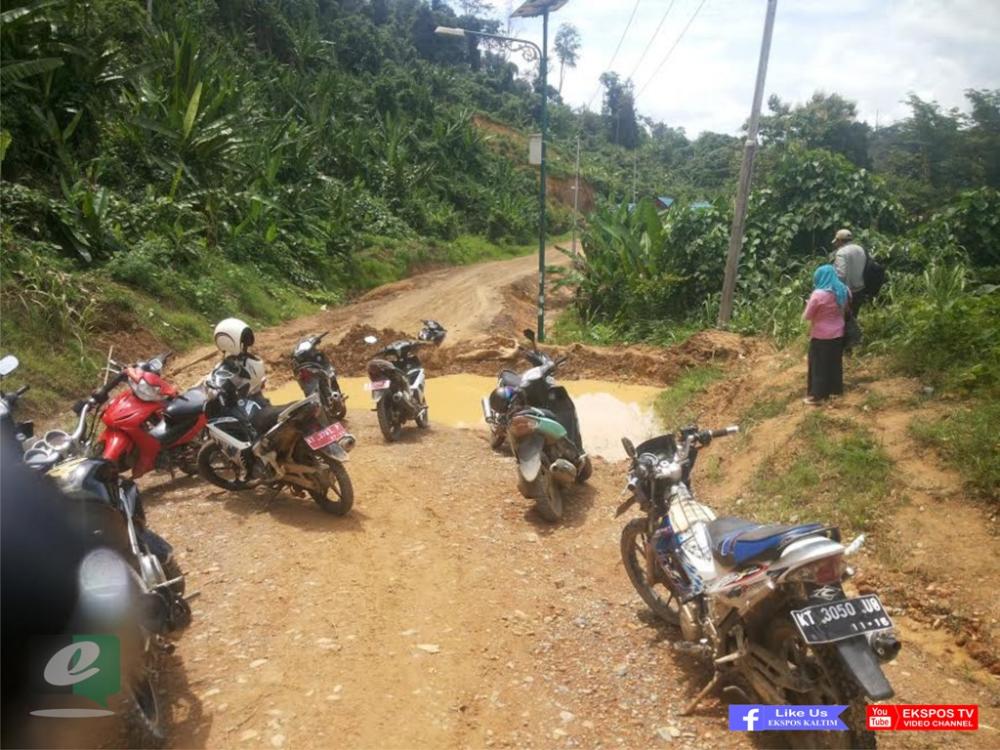 Curah Hujan Meningkat, Pengerjaan Jalan Polsek Tikah Terbengkalai 