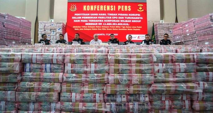 Gunungan Duit Dipajang Kejagung, Tapi Pelakunya Dilepas?