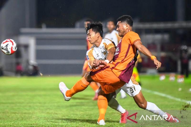 Lumat Dewa United, Borneo FC Puncaki Klasemen