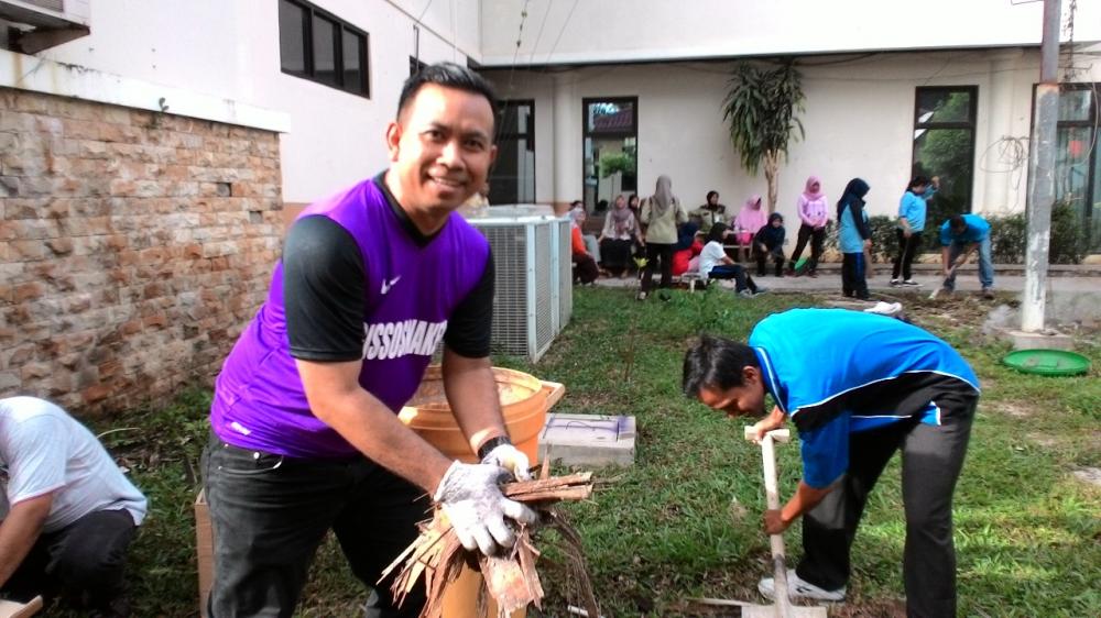 DISOSNAKER BONTANG, BERGOTONG ROYONG BERSIHKAN LINGKUNGAN DISEKITAR KANTOR WALIKOTA LAMA