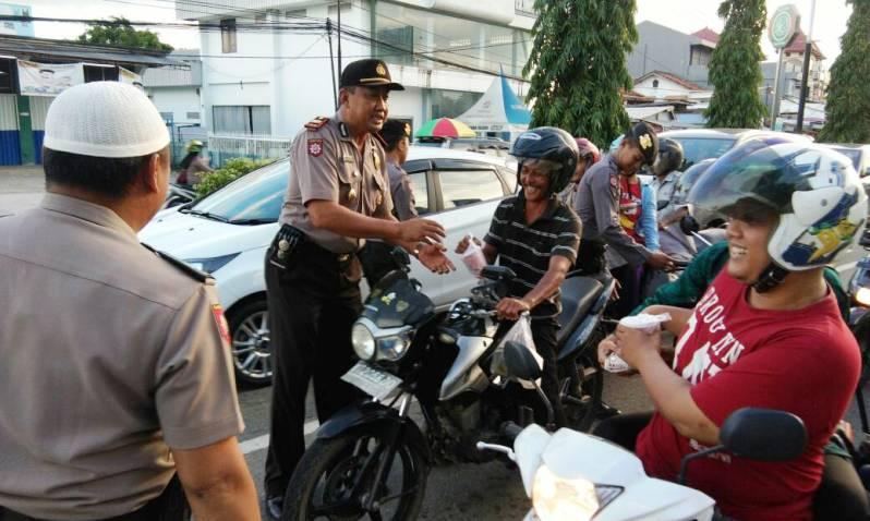 Peduli Sesama, Sabhara Polres Bontang Bagi-Bagi Takjil