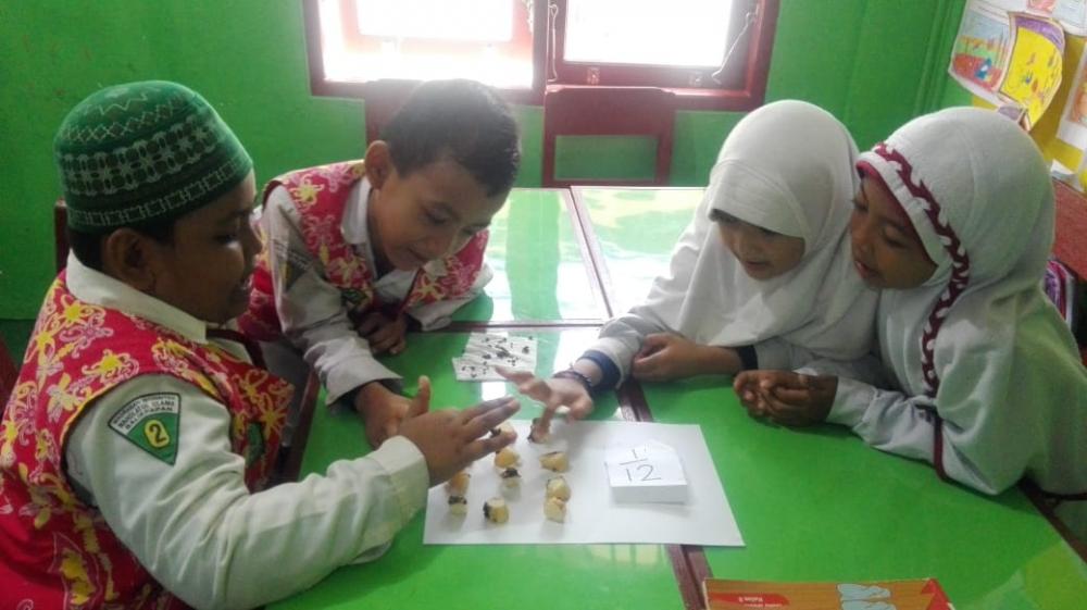Kreatif, Guru Madrasah NU Balikpapan Ajari Matematika dengan Donat