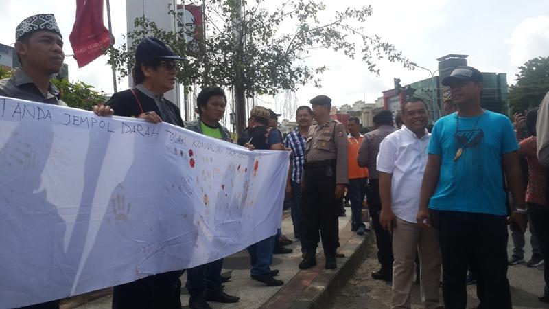 Puluhan Warga Dayak Menentang Kriminalisasi Terhadap Syaharie Jaang