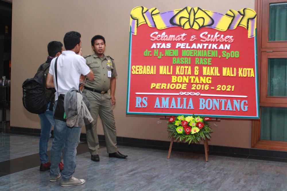 DEMI KEAMANAN, GEDUNG UNTUK PELANTIKAN NENI - BASRI DIJAGA KETAT SATPOL PP SAMARINDA