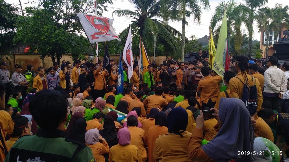 Aksi Mahasiswa Unjuk Rasa di DPRD Kaltim Sikapi Reformasi 