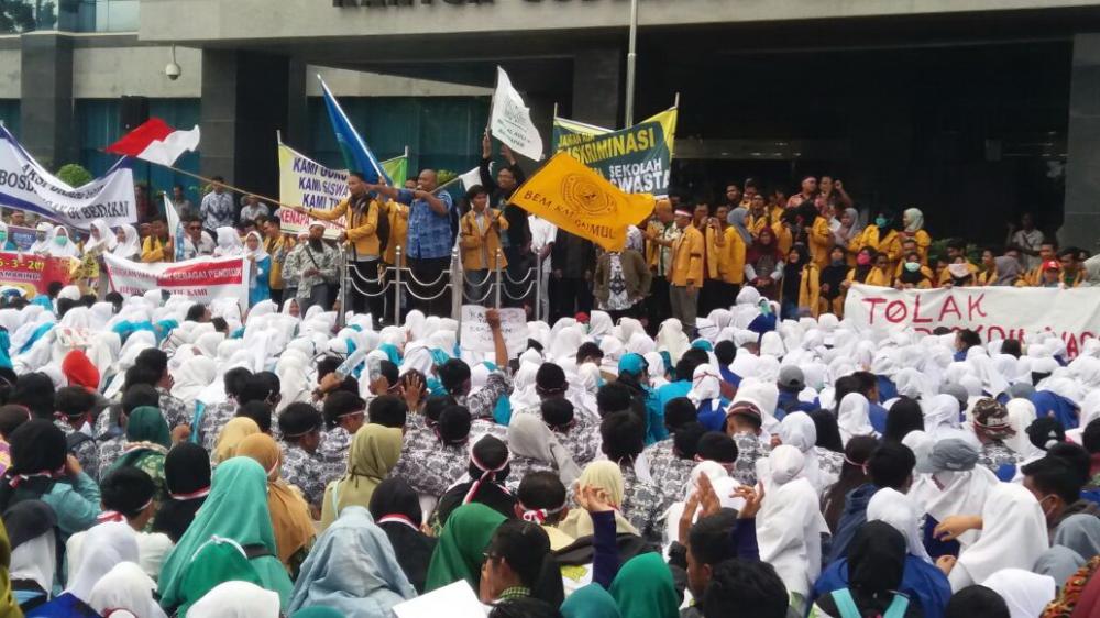 BREAKING NEWS: Aksi Damai Ribuan Guru di Kantor Gubernur Kaltim