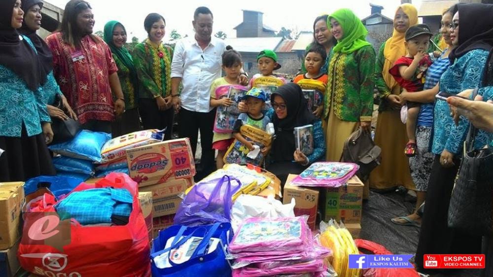Wakil Ketua TP PKK Kutim Salurkan Bantuan Untuk Korban Kebakaran