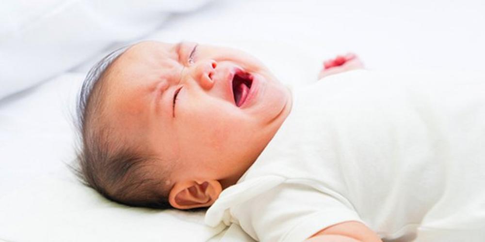 Penyebab dan Cara Menenangkan Bayi Rewel di Malam Hari