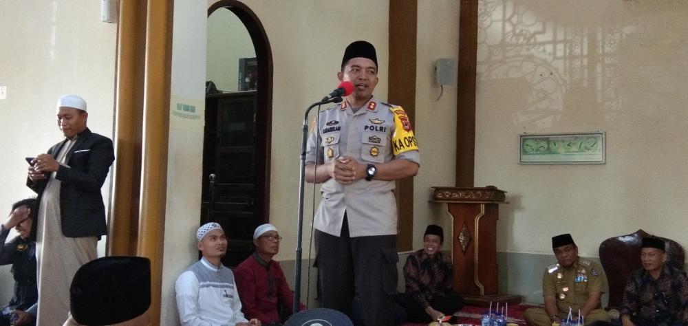 Tunaikan Umroh, Kapolres Bone Berangkatkan Anggota Secara Gratis