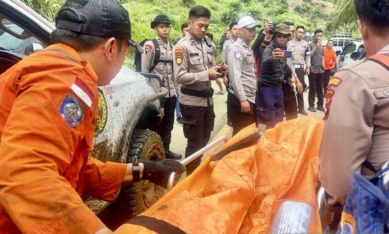 Tim SAR Evakuasi Potongan Jasad Heli Jatuh di Kalsel