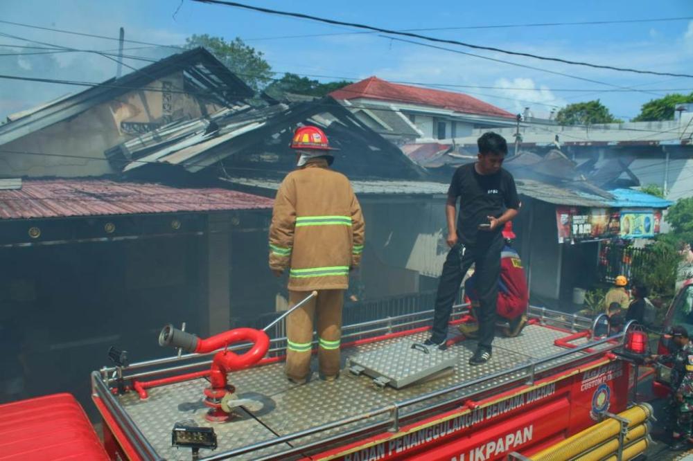 Api Mengamuk di Jalan Prona Balikpapan, Tiga Rumah Hangus dalam Sejam