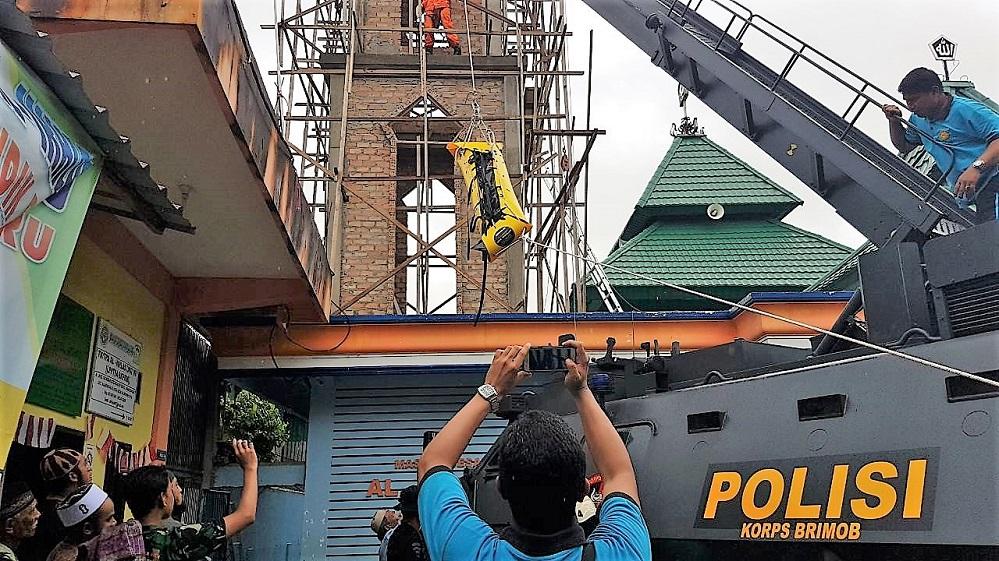 Diduga Sakit, Seorang Pekerja Tak Sadarkan Diri di Atas Menara Setinggi 11 Meter