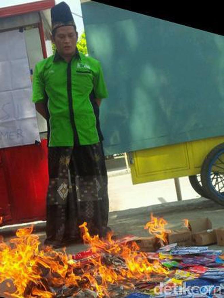 Dongkol Terhadap Aturan Registrasi, Pemilik Konter Ini Bakar Ribuan SIM Card