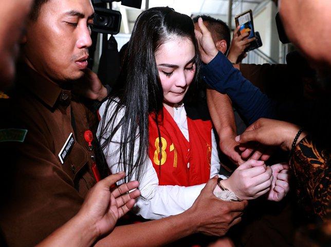 Jennifer Dunn Jalani Sidang Narkoba Dalam Keadaan Sakit