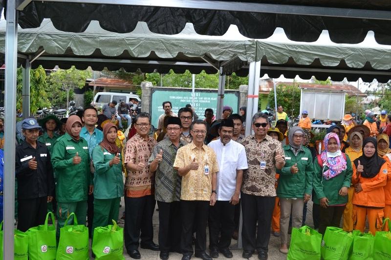 BAGI PAKET SEMBAKO, PT BADAK APRESIASI KINERJA PAHLAWAN KEBERSIHAN BONTANG