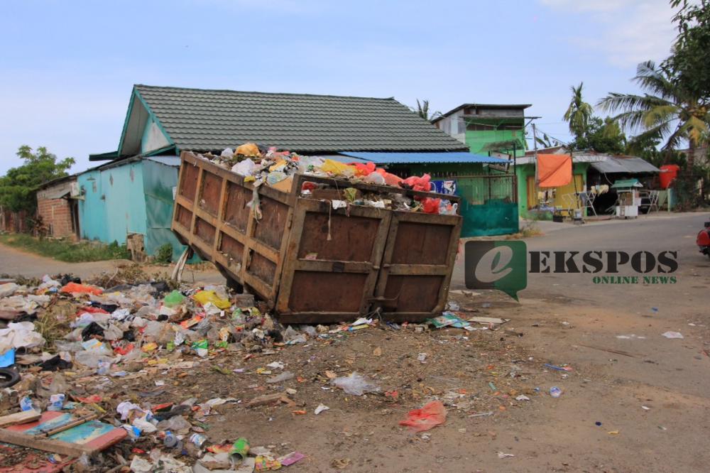 SAMPAH MENUMPUK, WARGA LENGKOL MERASA RESAH