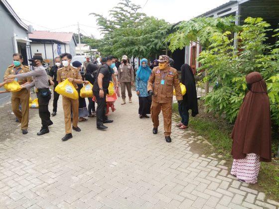 Bupati Bone Kembali Bagi Ribuan Paket Sembako ke Warga Terdampak Corona