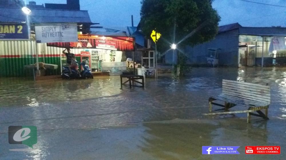 DIGUYUR HUJAN, JALAN IMAM BONJOL MACET TOTAL TERENDAM BANJIR