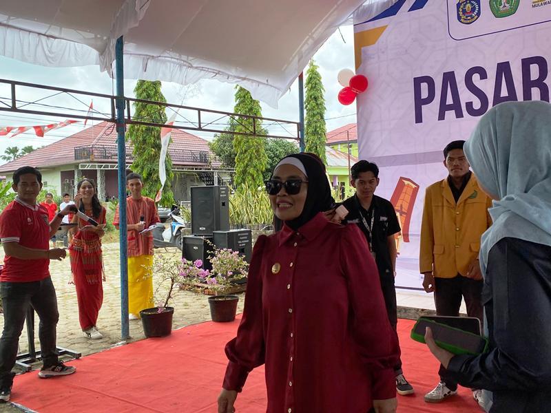 Pasar Sehari KKN 51, Wali Kota Bontang Ikut Menari dan Belanja UMKM