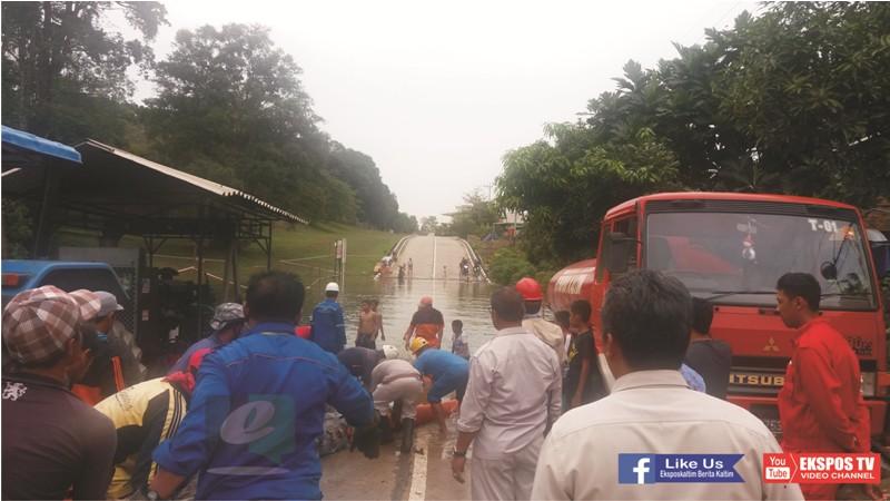TERGENANG AIR, AKSES JALAN PUPUK RAYA MACET TOTAL 