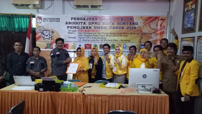 Daftarkan Bacalegnya ke KPU Bontang, Neni Targetkan 8 Kursi